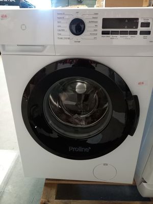la face avant d'une machine à laver blanche posée sur une palette en bois