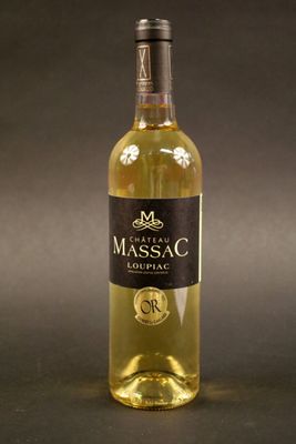 une bouteille de vin posée sur une table