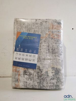 une photo montrant une couverture emballée dans du plastique posée sur une table