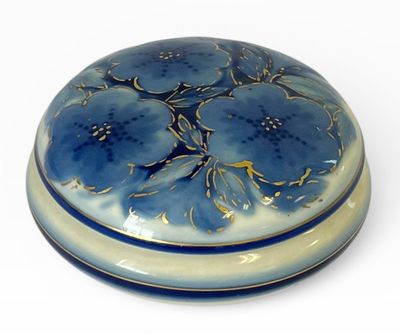 une boîte bleue et blanche ornée de fleurs bleues