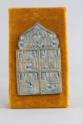 une vieille broche en argent et émail bleu représentant des personnes à une fenêtre