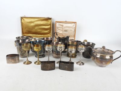 beaucoup d'argenterie sur une table avec un coffret