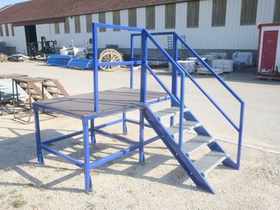 un escalier bleu avec une table et des chaises devant un immeuble