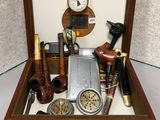 une boîte en bois posée sur une table et contenant divers objets