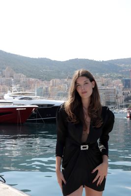 une femme qui se tient debout devant un plan d'eau