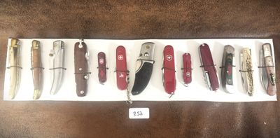 de nombreux types de couteaux exposés dans une vitrine