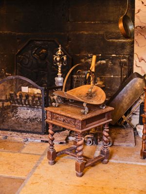 une cheminée avec un foyer au milieu