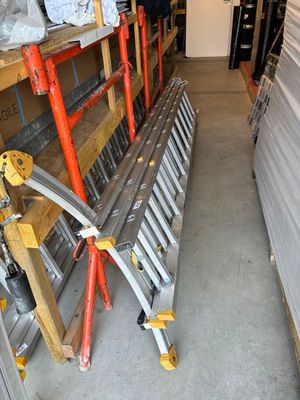 un long banc métallique au milieu d'un entrepôt