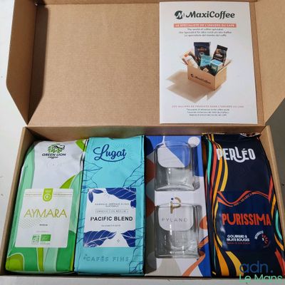 une boîte contenant de nombreux objets