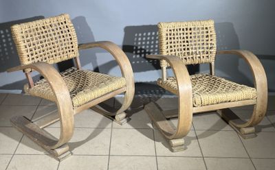 deux chaises placées l'une à côté de l'autre sur un sol carrelé