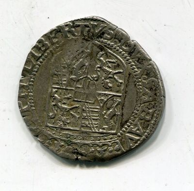 gros plan d'une pièce de monnaie sur une surface blanche avec un fond blanc