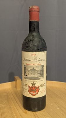 une bouteille de vin rouge posée sur une table en bois
