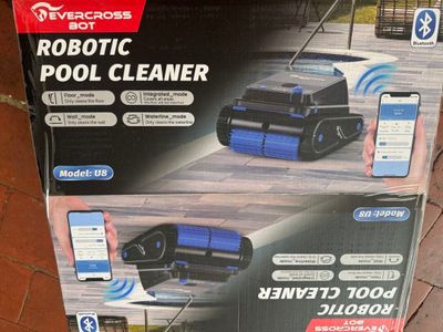 une boîte contenant un robot nettoyeur de piscine posée par terre