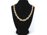 un collier en or et en argent sur un mannequin noir