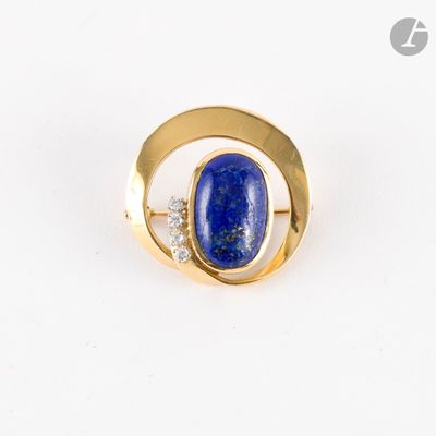 une bague en or sertie d'un lapis-lazuli et de diamants