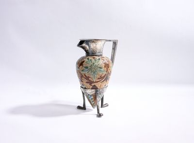 un vase posé sur un support sur une surface blanche
