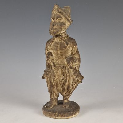 statue d'un homme portant un chapeau et un chien sur l'épaule