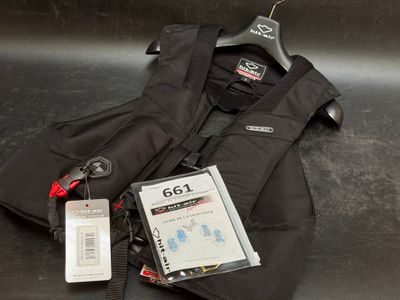une photo d'une valise à laquelle est accrochée une étiquette