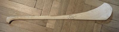 Crosse de hurling (hurley) en bois blanc, Pat Delaney.