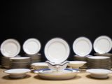 un grand nombre d'assiettes posées sur une table