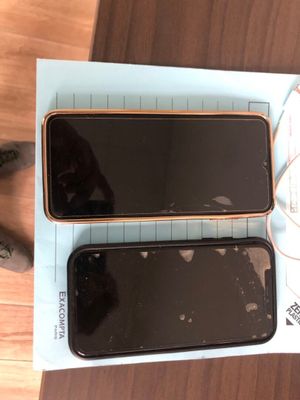 deux téléphones portables posés sur une table