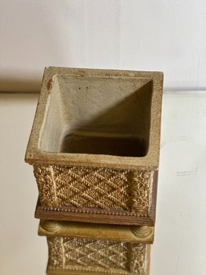 a small vase that is sitting on top of a table