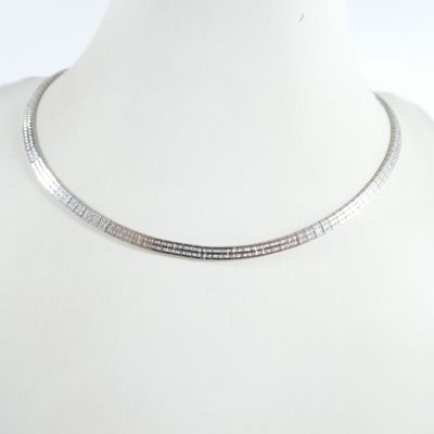 gros plan d'un collier sur un mannequin mannequin mannequin mannequin mannequin mannequin mannequin mannequin mannequin
