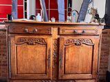une armoire en bois avec une porte rouge dans une pièce