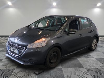 la photo d'une voiture grise garée dans un garage