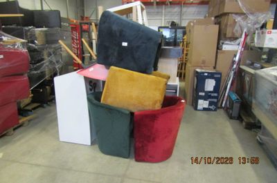un tas de meubles dans un entrepôt, avec des cartons et d'autres objets