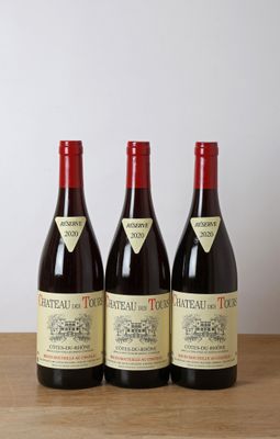 trois bouteilles de vin posées sur une table en bois