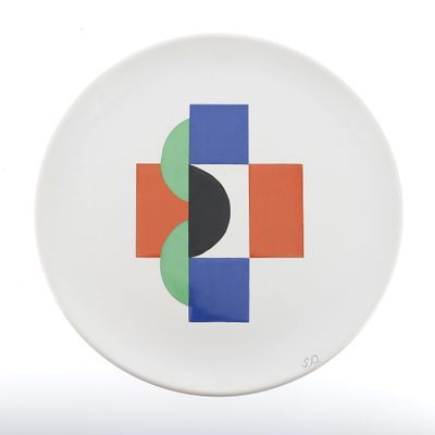 une assiette blanche ornée d'un motif coloré