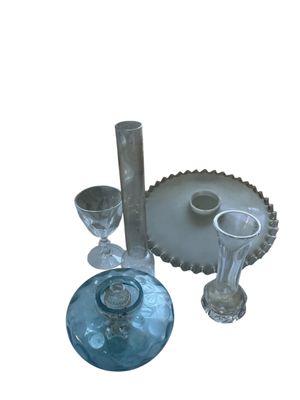 un grand nombre d'objets en verre posés sur une table