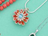 deux colliers et un collier orné d'un motif floral