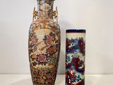 deux vases posés l'un à côté de l'autre sur une table