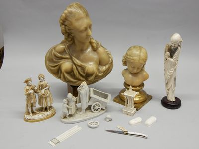 une statue représentant une femme et d'autres objets posés sur une table