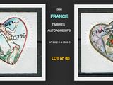 deux photos encadrées représentant deux cœurs sur lesquels figure un nom