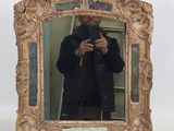 un homme se prenant en photo dans un miroir
