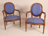 paire de fauteuils en noyer de style Louis XVI avec coussins rembourrés bleus