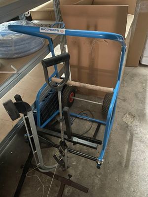 un diable bleu avec un carton à l'arrière