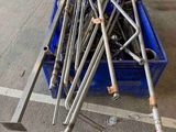 un bac bleu contenant un tas de tiges métalliques