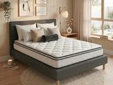 un lit sur lequel est posé un matelas dans une pièce