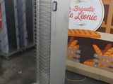 une machine posée par terre devant des cartons