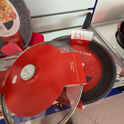 Plusieurs casseroles et poêles sont exposées dans un magasin