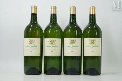 quatre bouteilles de vin sont alignées sur une surface blanche