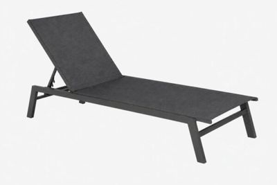La chaise longue est en bois et recouverte d'un tissu gris.