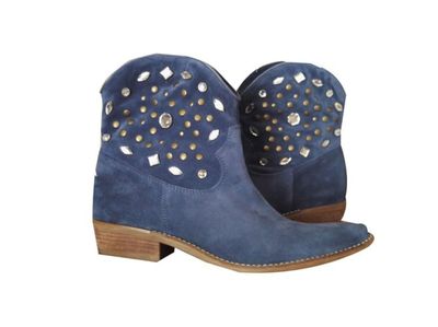 un gros plan sur une paire de bottes sur fond blanc