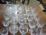 beaucoup de verres et de pichets sur la table