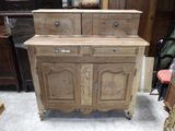 un meuble en bois surmonté de deux tiroirs