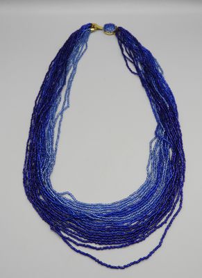 Sautoir multi rangs en perles dans les tons de bleu.